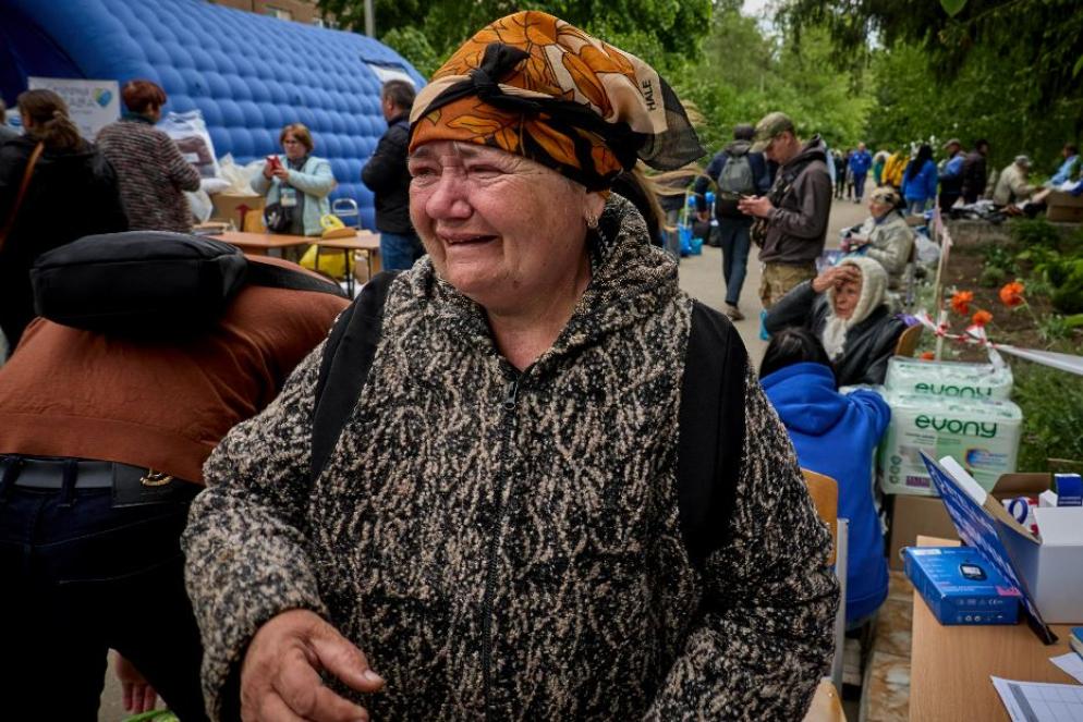 I profughi evacuati dai villaggi attaccati dall'esercito di Mosca lungo il confine della regione di Kharkiv con la Russia - Ansa