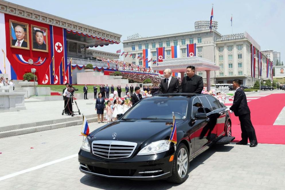 I due leader sfilano in limousine - ANSA