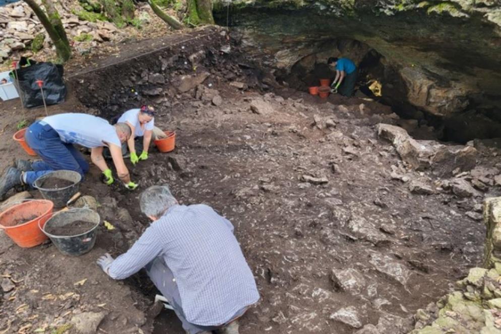 L'ingresso della grotta Tina Jama di Sgonico, paese sul Carso triestino - Università Ca' Foscari di Venezia