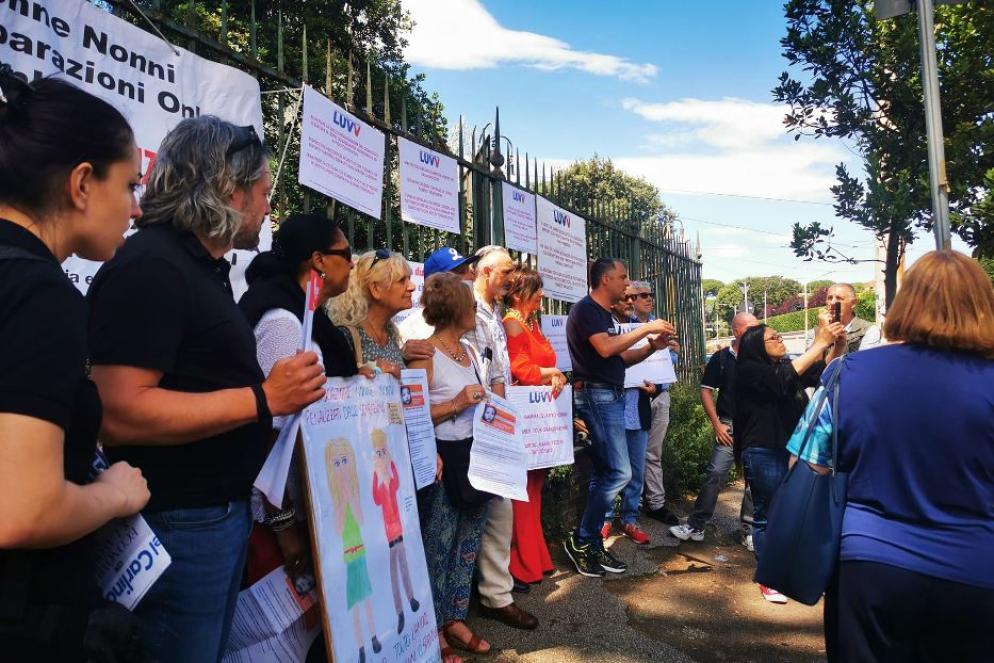 La protesta di un gruppo di genitori nel giugno scorso a Roma - .