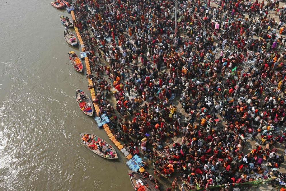 La folla immensa al pellegrinaggio induista Maha Khamb Mela - ANSA