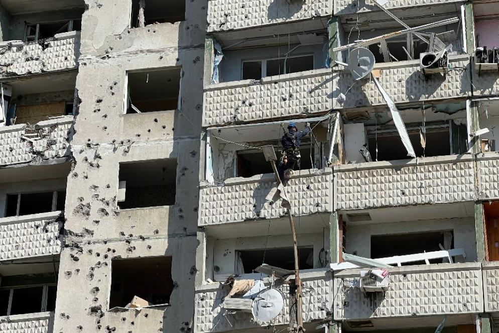 Sulla facciata di un condominio di Kharkiv i fori lasciati dai "dadi killer" contenuti nel missile ipersonico russo - Gambassi