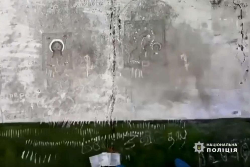 La icone di Gesù e Maria incise sulle pareti dagli ucraini rinchiusi nella stanza delle torture allestita dai militari russi a Vovchansk - Autorità militari ucraine