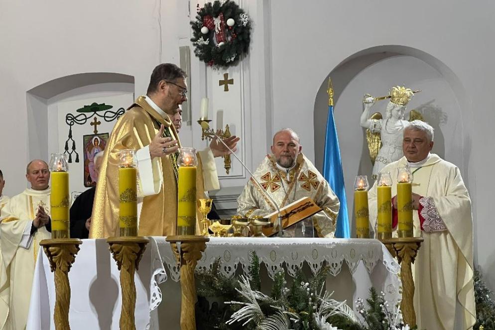 La Messa della notte di Natale a Kharkiv con il nunzio, l’arcivescovo Visvaldas Kulbokas, e il cardinale Konrad Krajewski - Gambassi