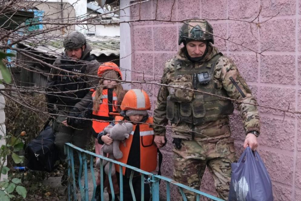 I poliziotti della squadra “Angeli bianchi” evacuano i bambini dai villaggi lungo il fronte nella regione di Donetsk - Polizia di Donetsk