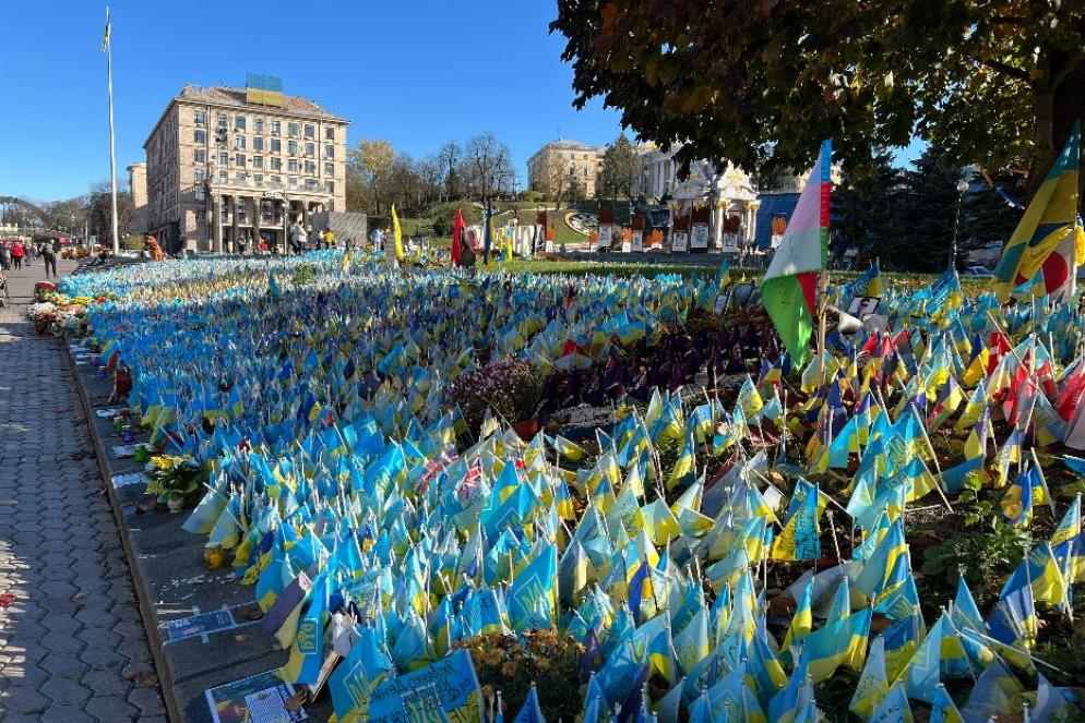 Maidan, la piazza centrale di Kiev, con le bandierine che ricordano i soldati morti in guerra - Gambassi