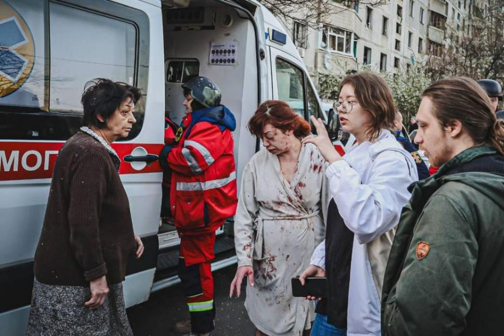 I soccorsi ai residenti dei condomini devastati dai missili russi a Kharkiv - Servizio di emergenza ucraino