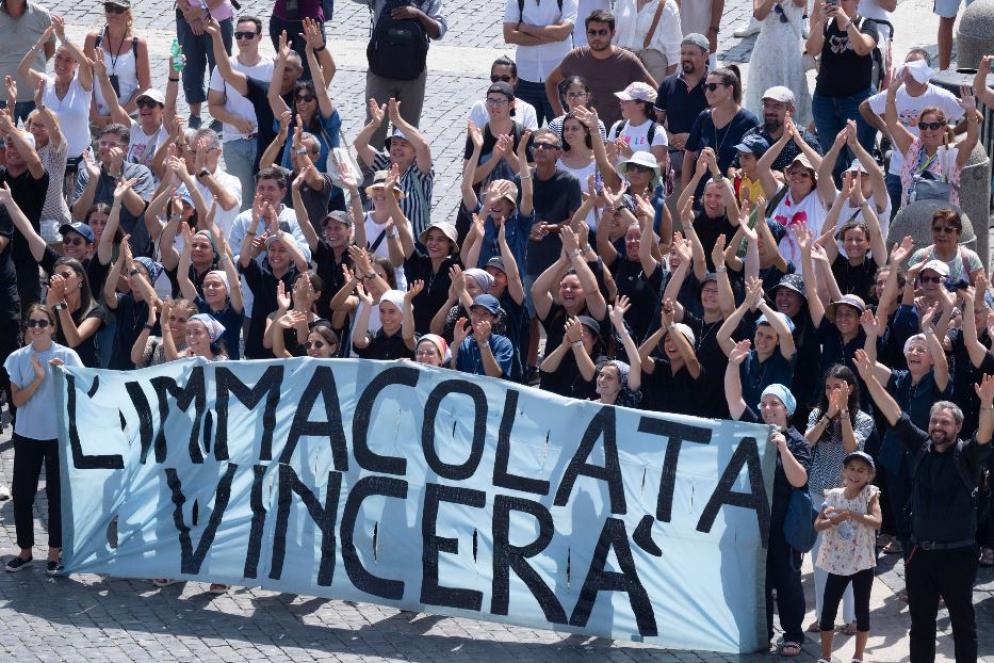Fedeli in Piazza San Pietro per l'Angelus del Papa - Ansa
