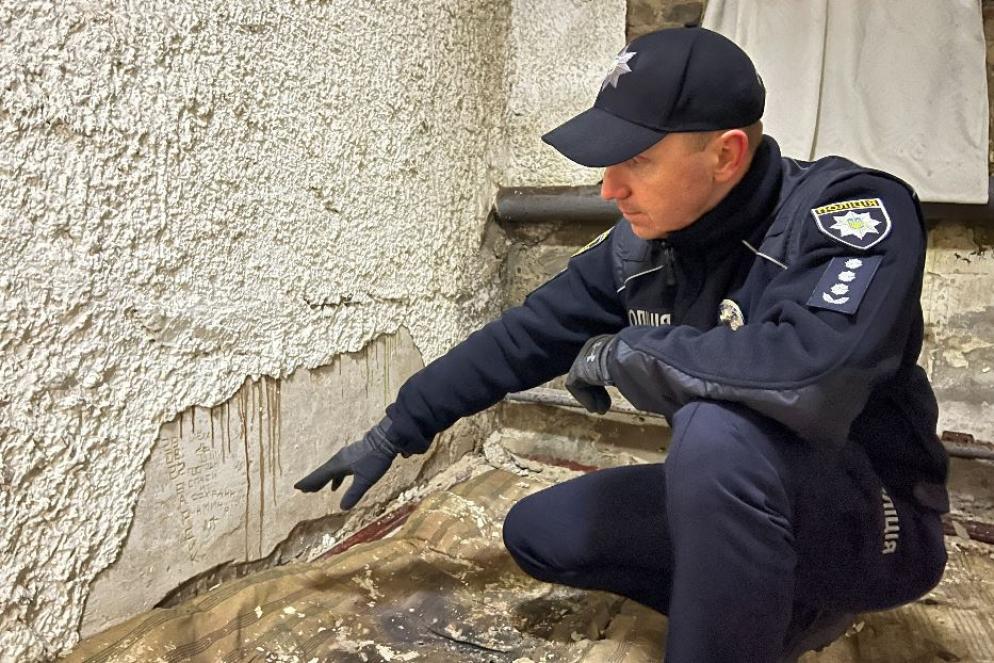 Il capo degli investigatori di Kharkiv, Serhii Bolvinov, in una delle celle di Izyum con le preghiere degli internati ucraini - Gambassi