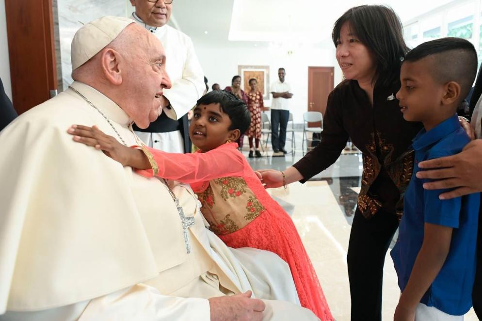 Il Papa abbracciati dai bambini orfani in nunziatura a Giacarta - Vatican Media