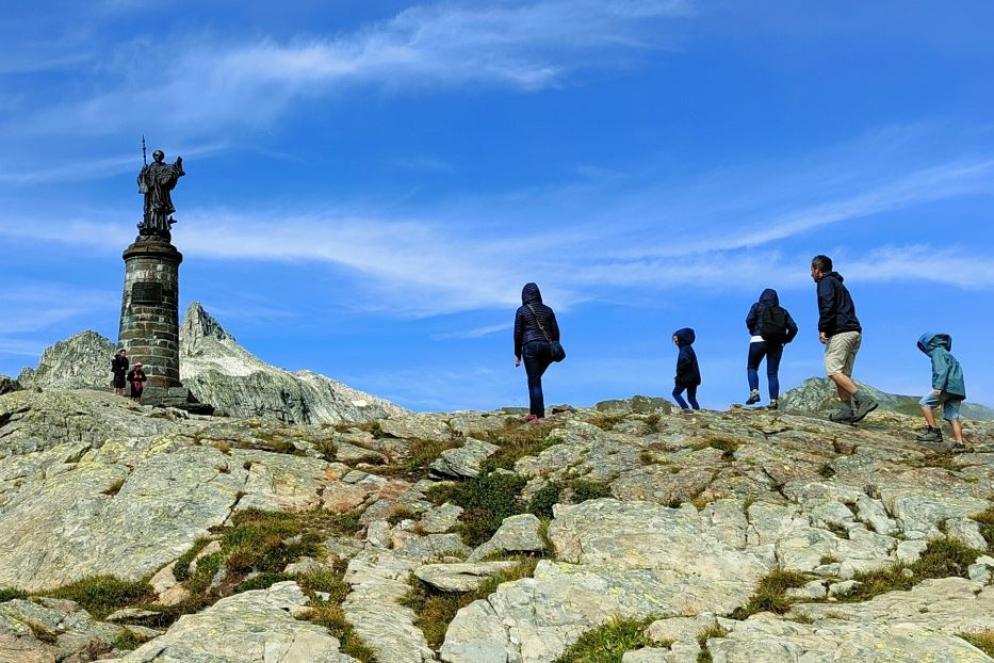 La statua dedicata a san Bernardo, fondatore dell'ospizio, il cui nucleo più antico risale al 1050 - .