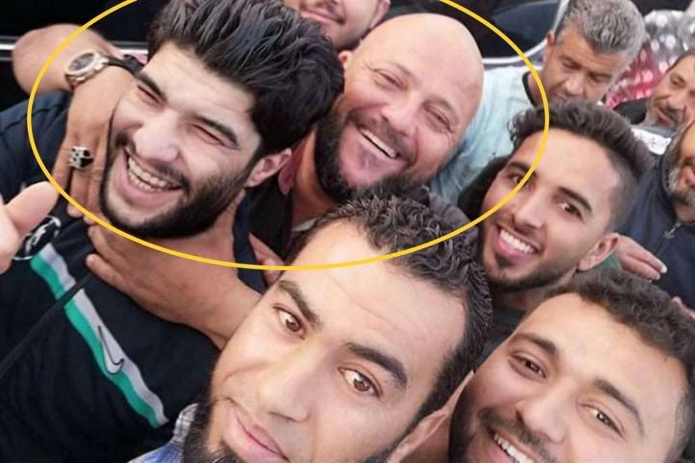 A sinistra Bija e alle sue spalle il cugino e direttore dei campi di prigionia "statali" Osama al-Khuni, accusato di vari crimini, tra cui stupri, torture, estorioni, traffico di petrolio e armi