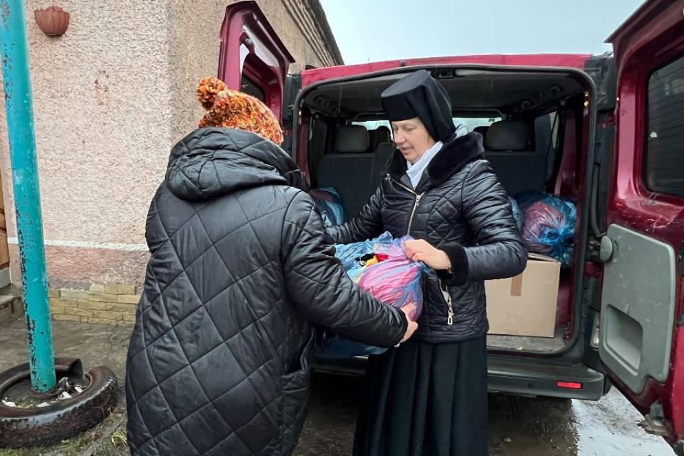 Suor Oleksia Pohrsnychna, la religiosa greco-cattolica che porta gli aiuti umanitari nei villaggi lungo il fronte della regione di Kharkiv - Gambassi
