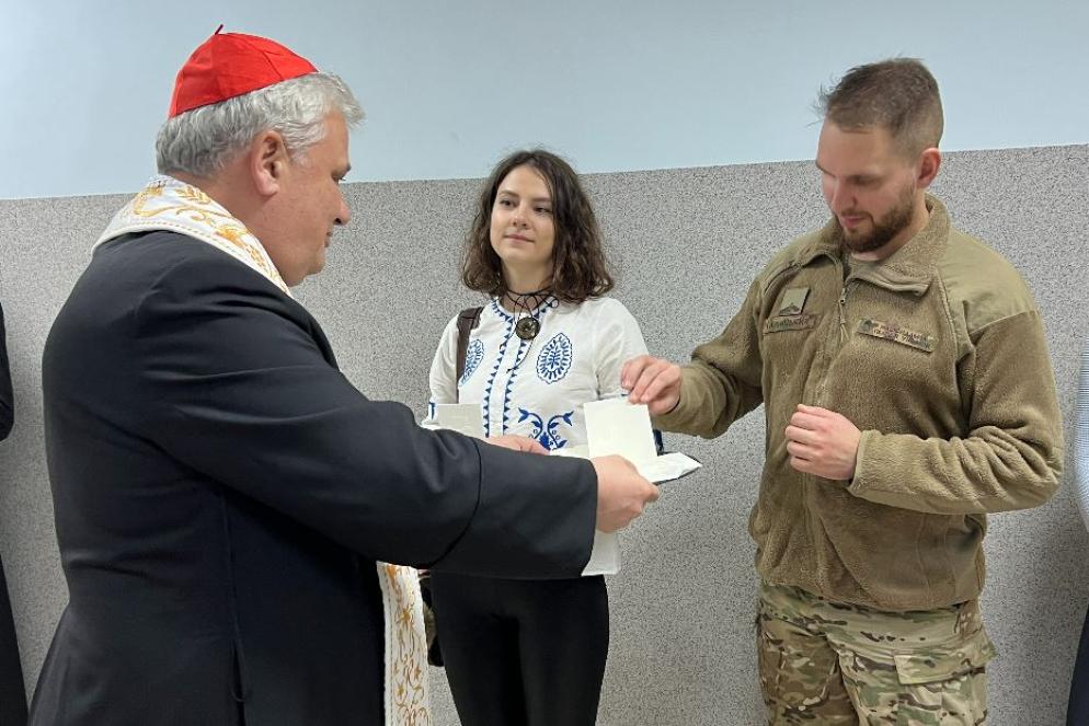Maxim Halyskyi, soldato del 35° Reggimento di Sumy della Guardia nazionale che ha dato il benvenuto a Kharkiv al cardinale Konrad Krajewski - Gambassi