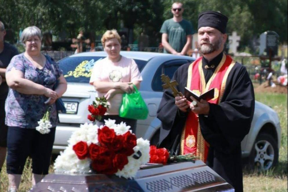 Padre Ivan Vasylenko mentre celebra un funerale a Myrnohrad, la città della regione di Donetsk assediata dai russi - Avvenire