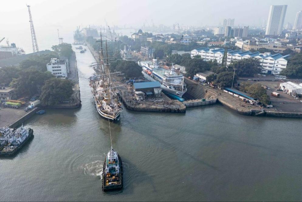 L'arrivo della Vespucci nel porto di Mumbai - Foto Upicom Marina Militare