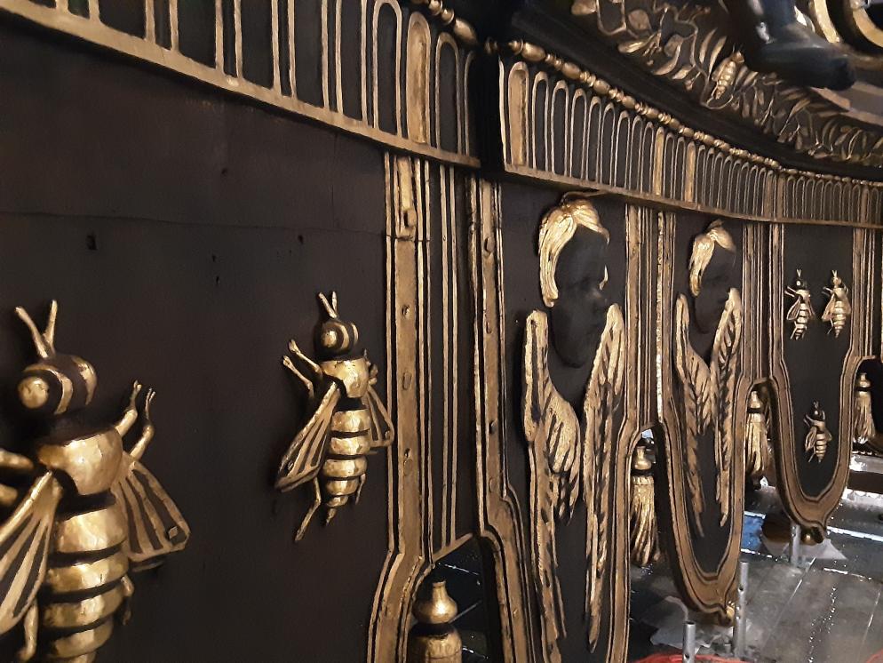In questa e nelle altre immagini, alcuni particolari dell'architrave, della sommità e delle colonne tortili restaurati. Risplende l'oro delle cromature - Muolo