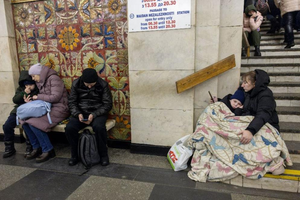 La gente di Kiev nelle stazioni della metropolitana usate come rifugio durante un attacco missilistico - Reuters