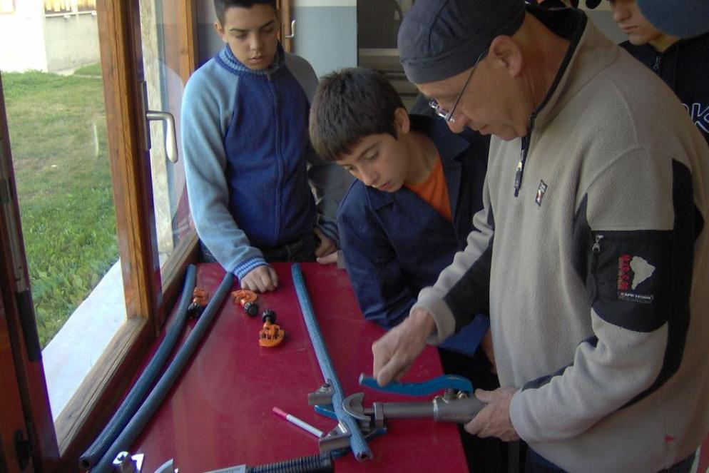 Un tutor con alcuni allievi della formazione professionale - .