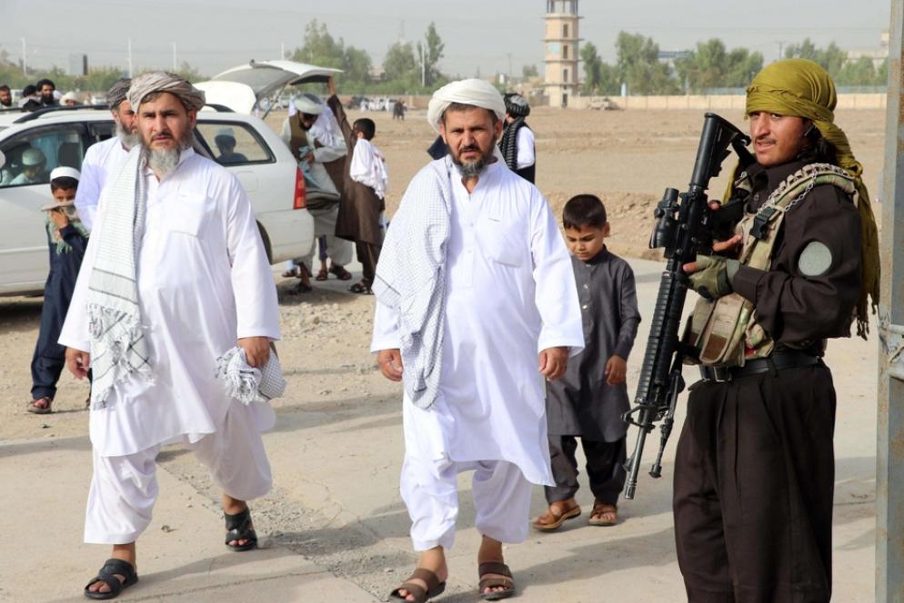 Uomini si recano alla preghiera alla moschea di Kandahar - Ansa