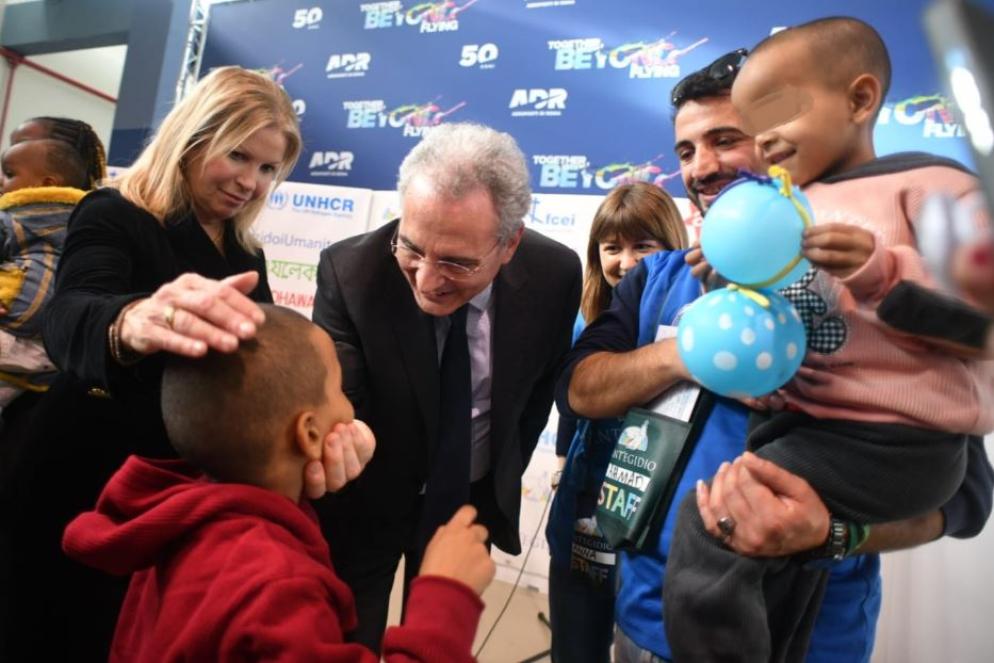 Il presidente di Sant'Egidio Marco Impagliazzo accoglie i profughi - Comunità di Sant'Egidio