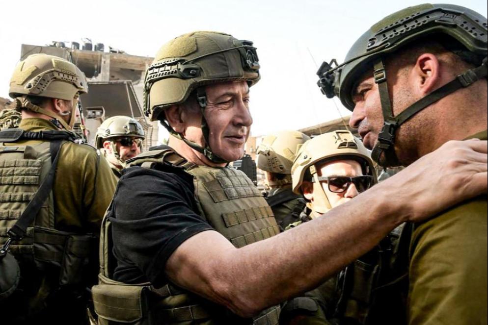 Il premier Benjamin Netanyahu tra i soldati impegnati a Gaza - Ansa