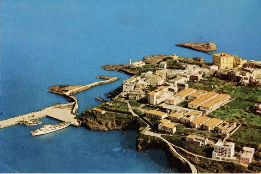 Una rara foto di fine anni '60: i casermoni della cittadella confinaria prima dell'abbattimento - Archivio di Stato - LT
