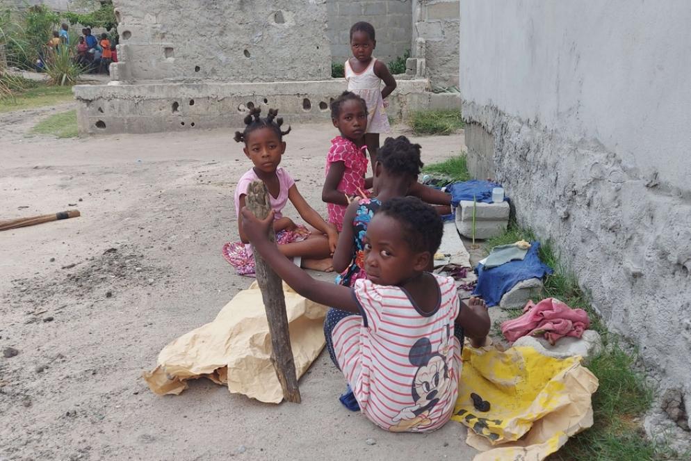 Bambini giocano nel bairro di Macurungo, a Beira - Alfieri