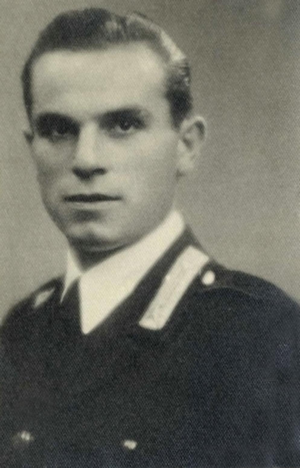 Il brigadiere Alberto Araldi con l'uniforme dei carabinieri adottata a partire dal 1933. Araldi fu fucilato dai nazifascisti a Piacenza il 6 febbraio 1945 - Foto Direzione Beni Storici e Documentali del Comando Generale dell'Arma dei Carabinieri