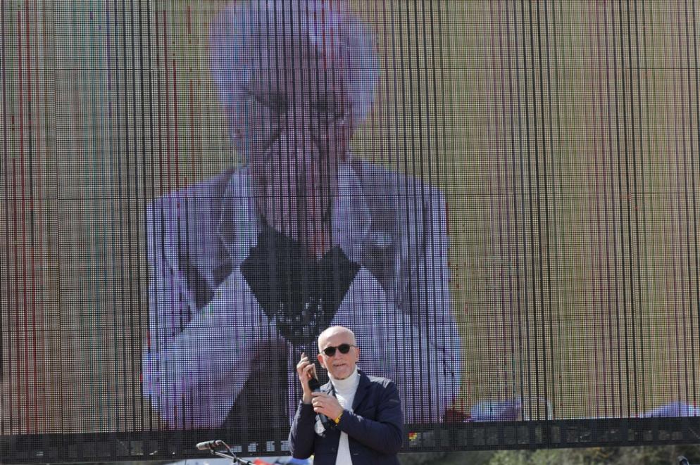 La senatrice Liliana Segre e il fondatore di Rondine, Franco Vaccari, alla marcia “Rondine, in cammino per la pace” - Rondine-Cittadella della pace