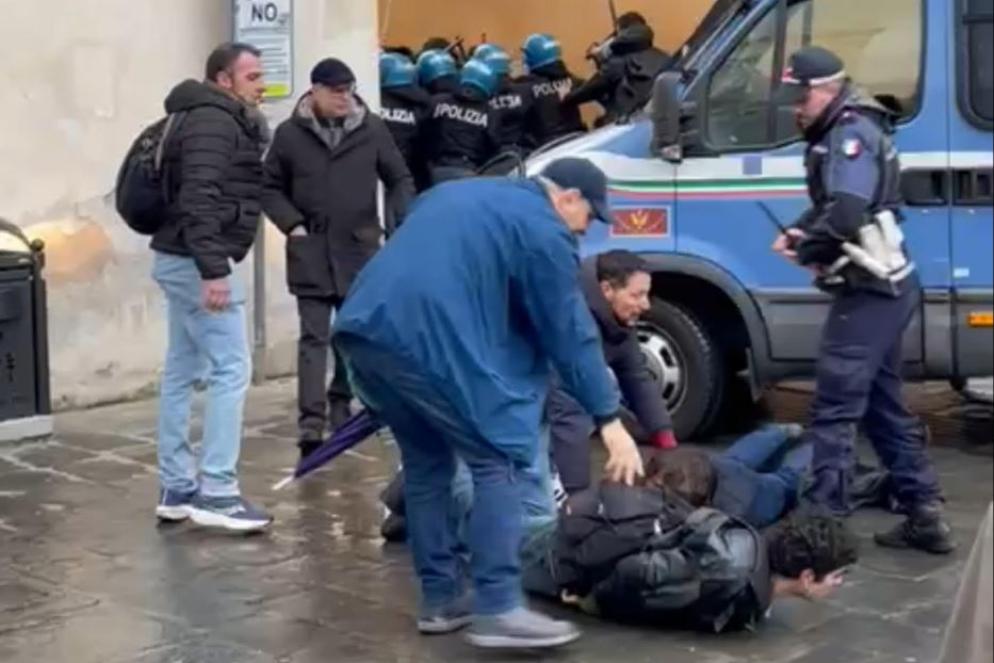 Studenti bloccati faccia a terra dalla polizia nel centro di Pisa - Ansa