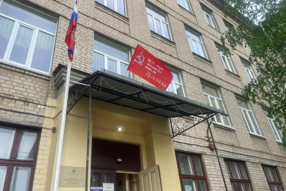 La scuola numero 24 con la bandiera russa del Giorno della vittoria a Melitopol, la città dell'Ucraina meridionale nei territori occupati della regione di Zaporizhzhia - Telegram