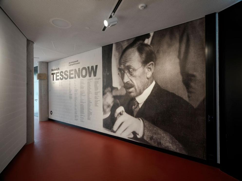 L'ingresso alla mostra di Mendrisio con la grande foto-ritratto di Tessenow - .
