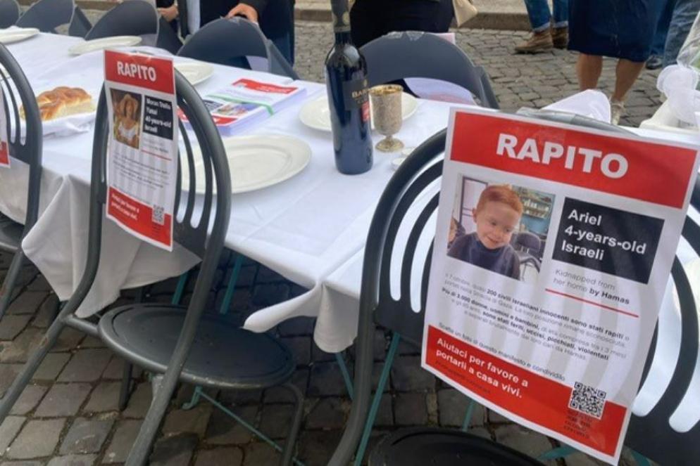 Il tavolo allestito in via Catalana a Roma, davanti al Tempio - Ariela Piattelli