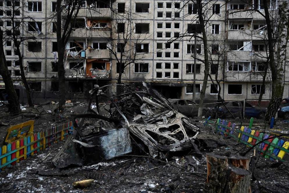 Un palazzo devastato dalle bombe alla periferia di Kiev - Ansa
