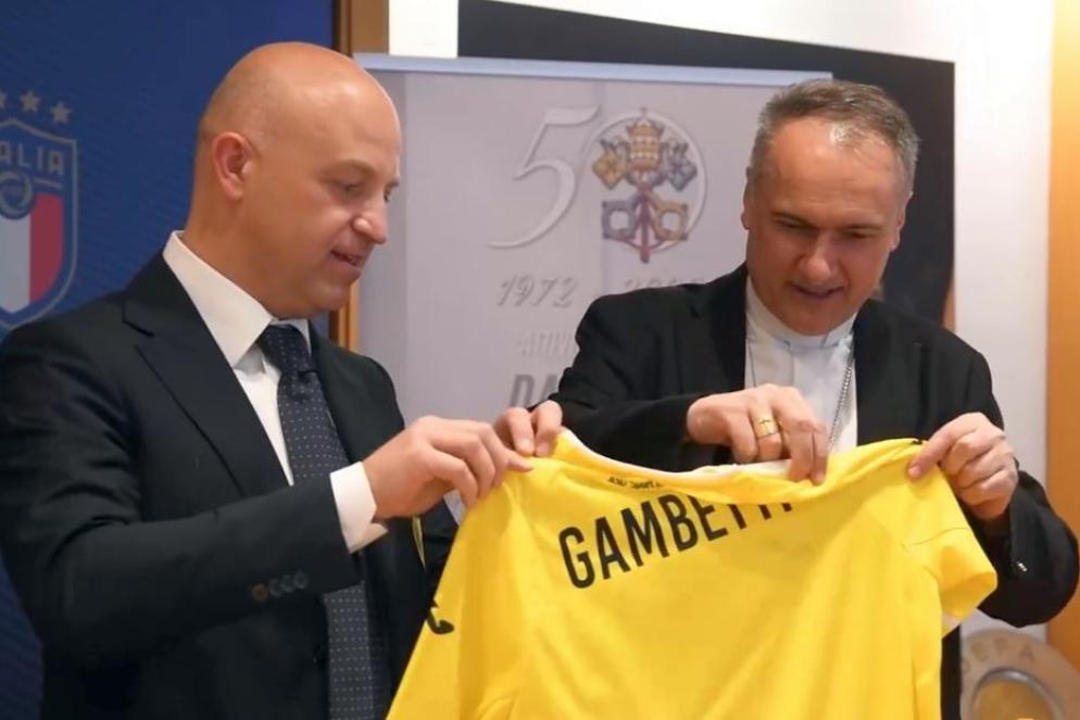 Il cardinale Mauro Gambetti con la maglia gialla della Nazionale vaticana, ossia l’associazione sportiva dilettantistica “Sport in Vaticano” - Dal video dell'agenzia Sir