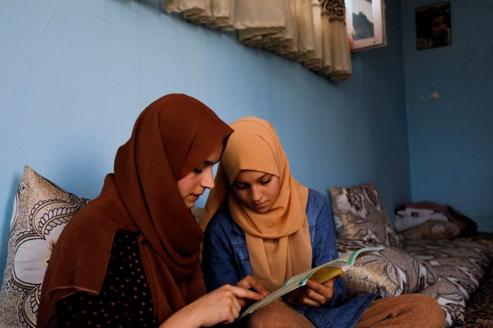 Kerishma Rasheedi, 16 anni, e la sua amica Bereshna Hesar studiano a casa a Kabul - REUTERS/Ali Khara