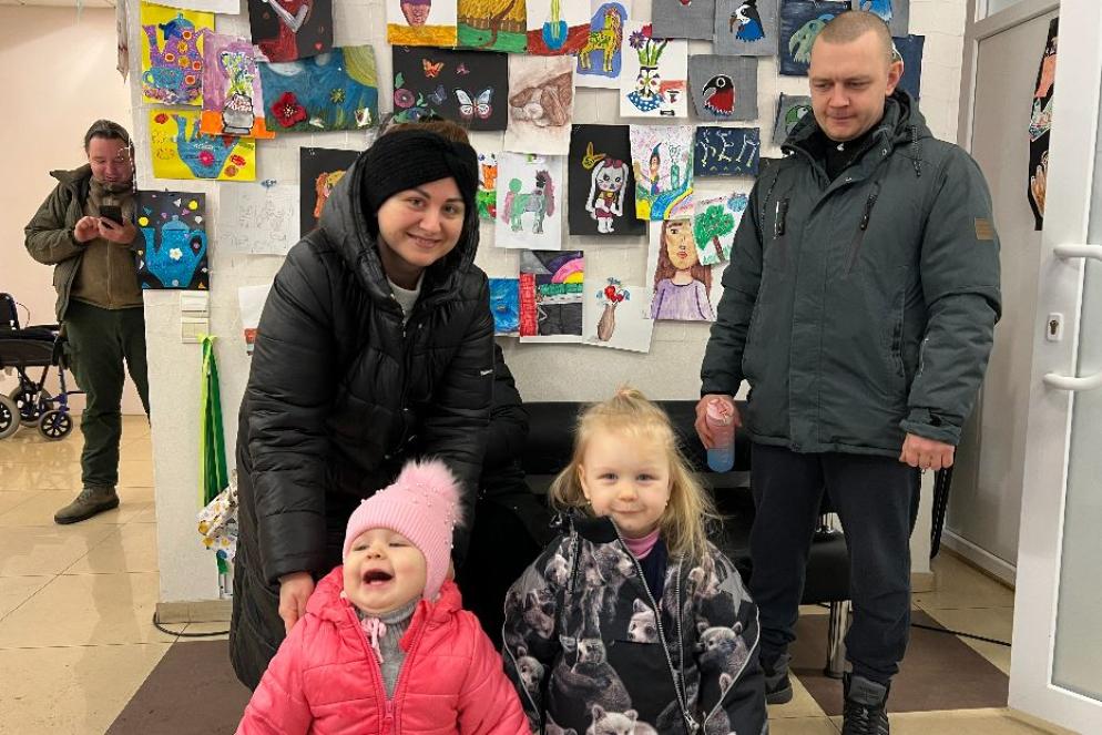 Lydia Lyshenko con le due figlie e il marito che ha scelto di restare a Kramatorsk - Gambassi