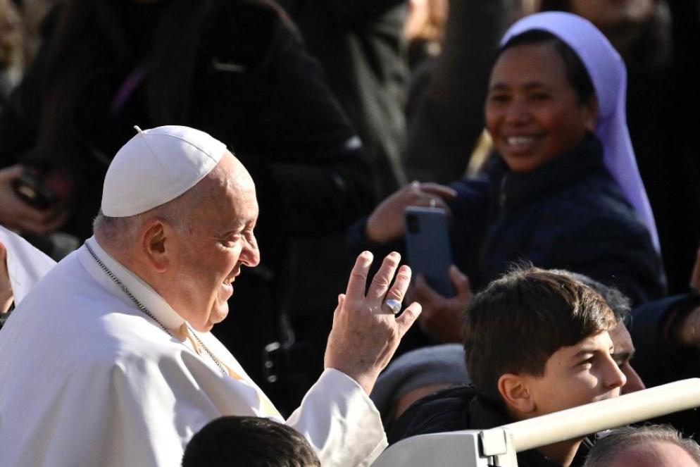 Il Papa tra i fedeli in piazza San Pietro - Ansa