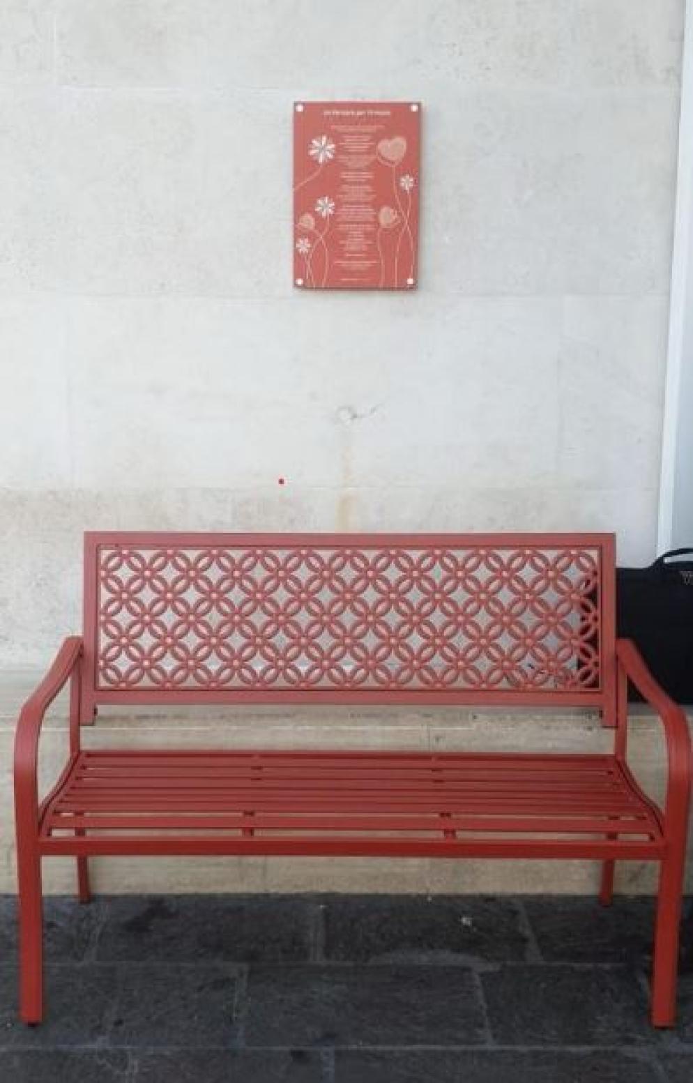 La panchina rossa all'ingresso del Policlinico - Gemelli