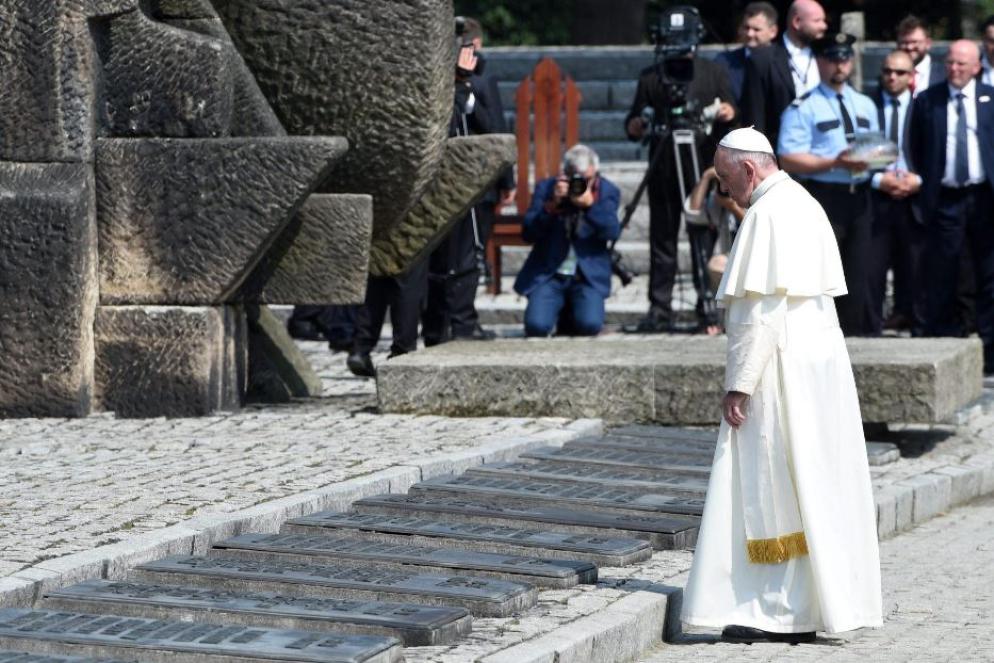 Il Papa nel 2016 ad Auschwitz - Vaticana media