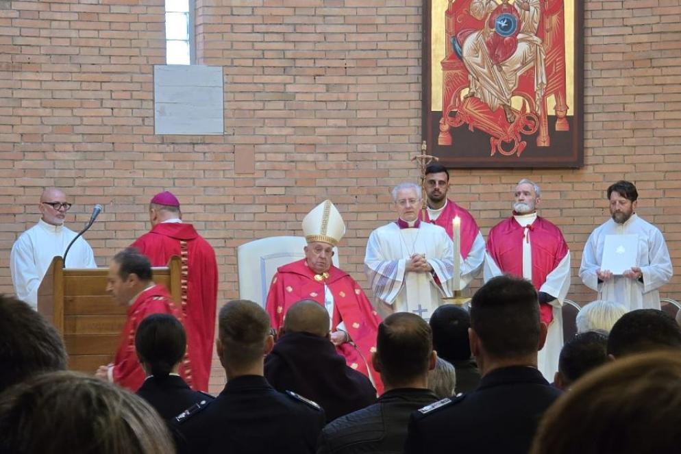 Il Papa presiede la Messa nel carcere di Rebibbia dove ha aperto la Porta Santa - Pool Aigav