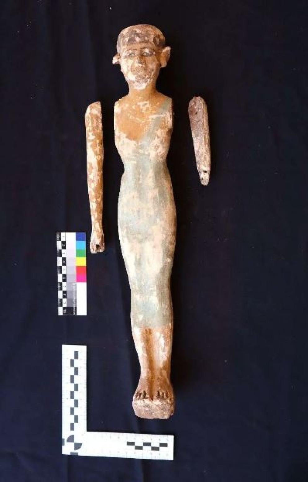 Una delle statuette in legno ritrovate insieme al sarcofago - Ministero del Turismo e delle Antichità egiziano