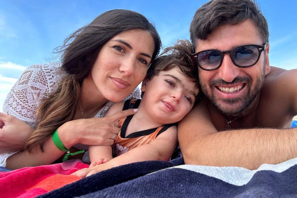 La mamma Manuela e il papà Giovanni sulla spiaggia con Mario la scorsa estate - Famiglia Zampella