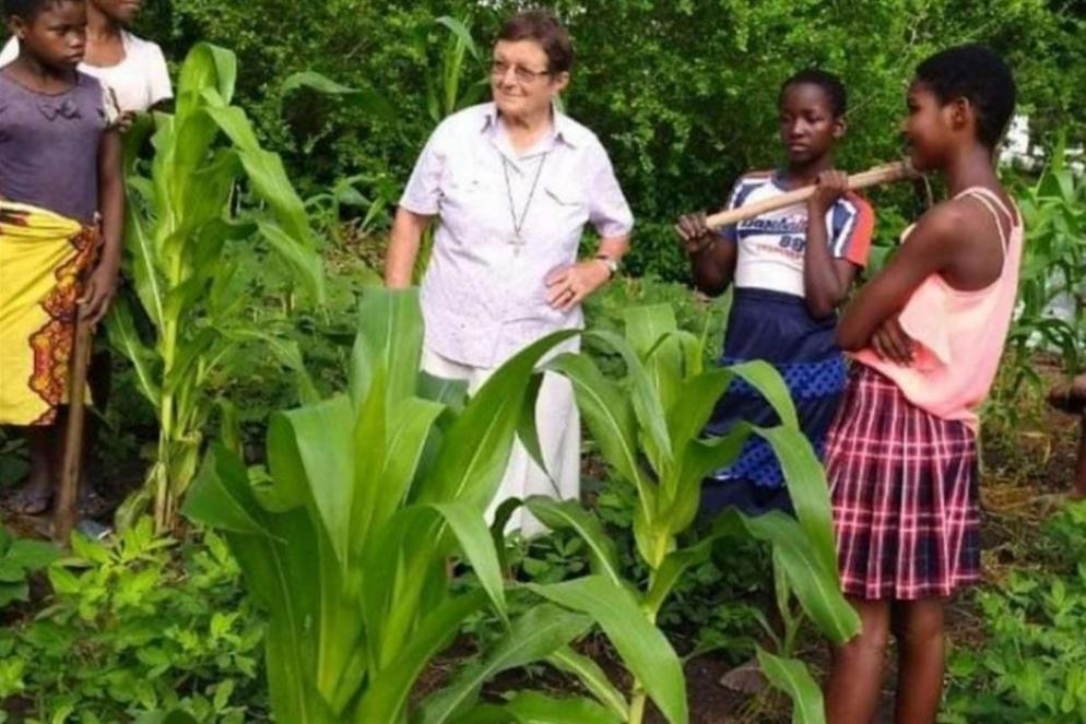 Suor Maria De Coppi operava in Africa dal 1963: è stata uccisa uccisa in un attacco terroristico rivendicato dal Daesh. Nella foto con alcune ragazze nella sua missione a Chipene in Mozambico - Avvenire.it