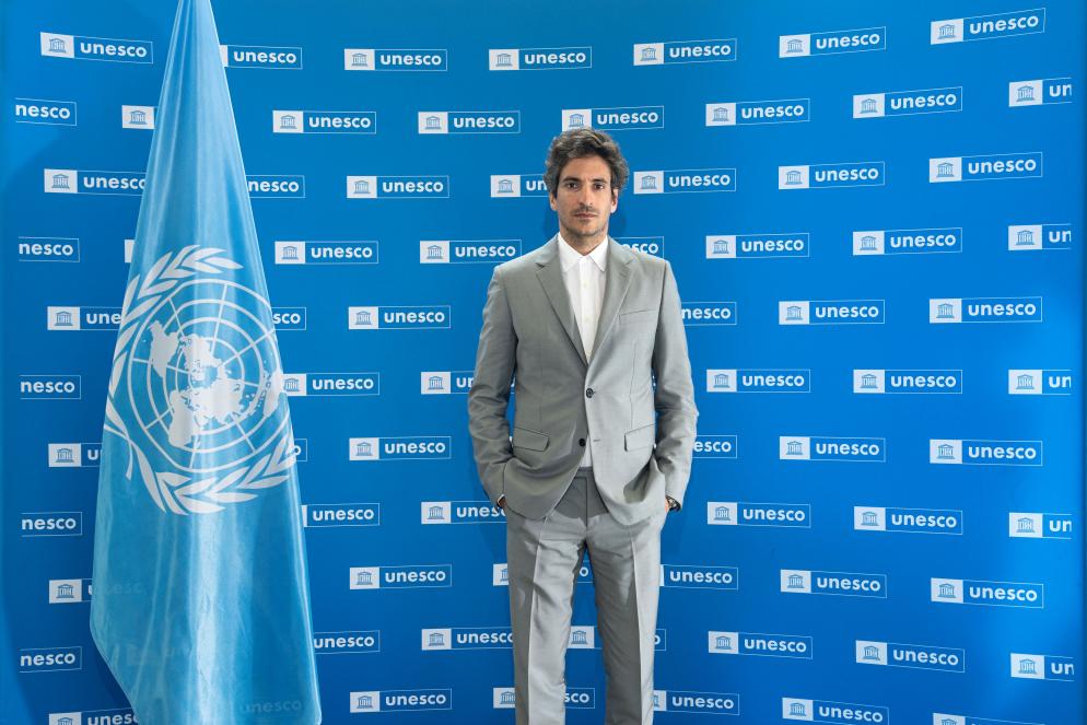 Lorenzo Bertelli, a capo della responsabilità sociale del Gruppo Prada, nella sede parigina dell'Unesco