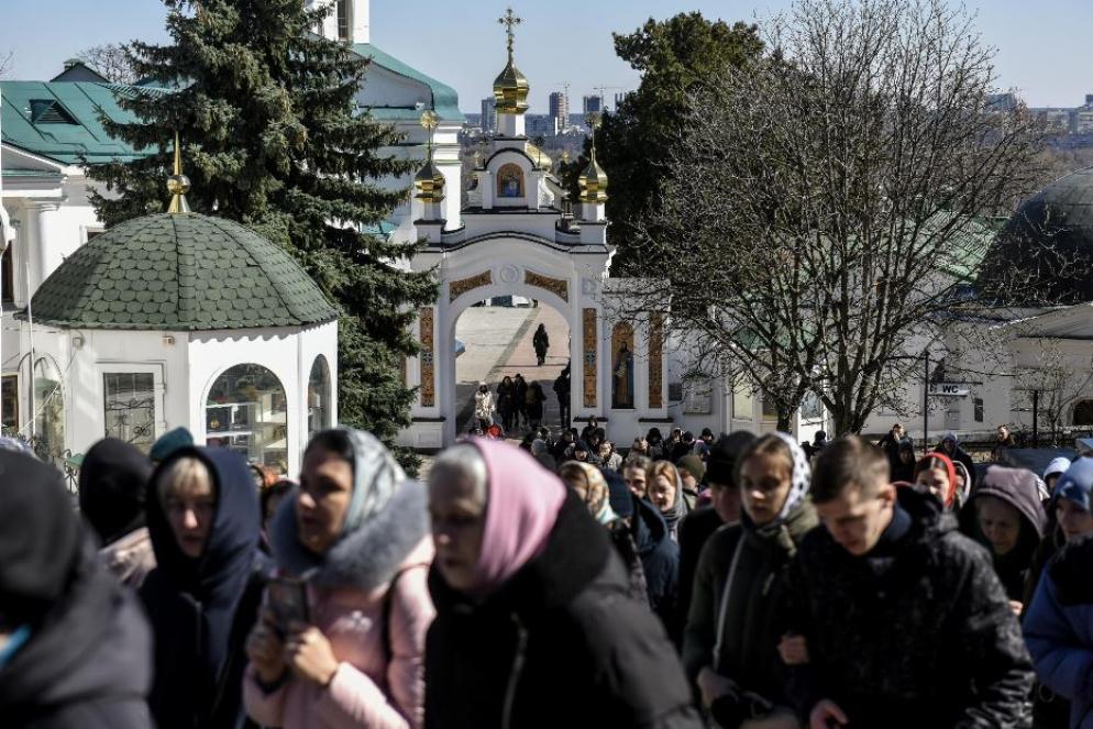 La protesta dei fedeli per fermare la cacciata dei monaci dal Monastero delle grotte a Kiev - Reuters