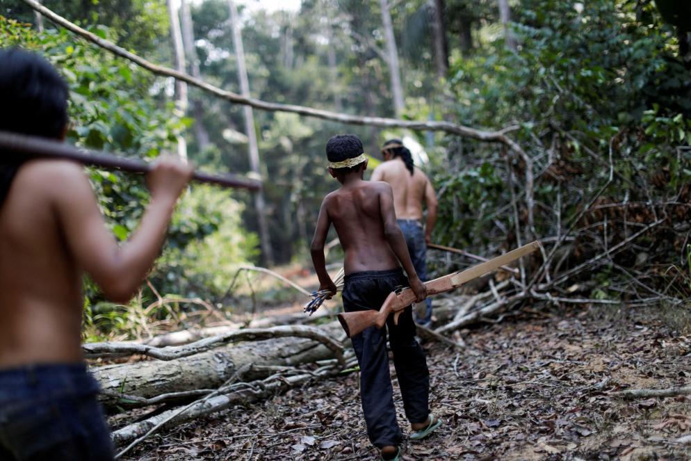 Gli indigeni presidiano il territorio contro gli incendi - Reuters