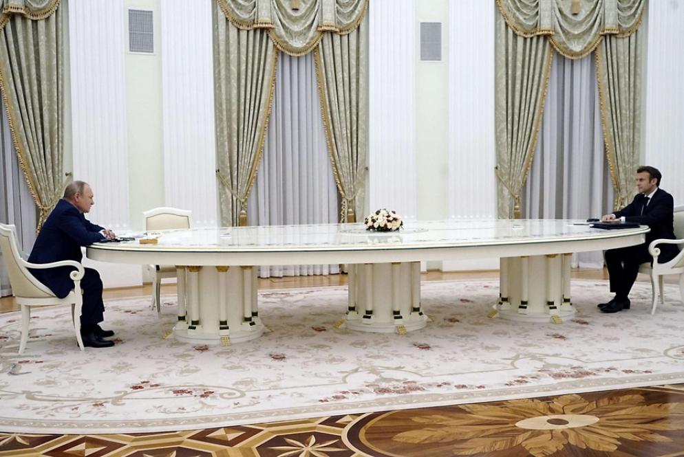 Putin e Macron seduti allo stesso tavolo - Ansa