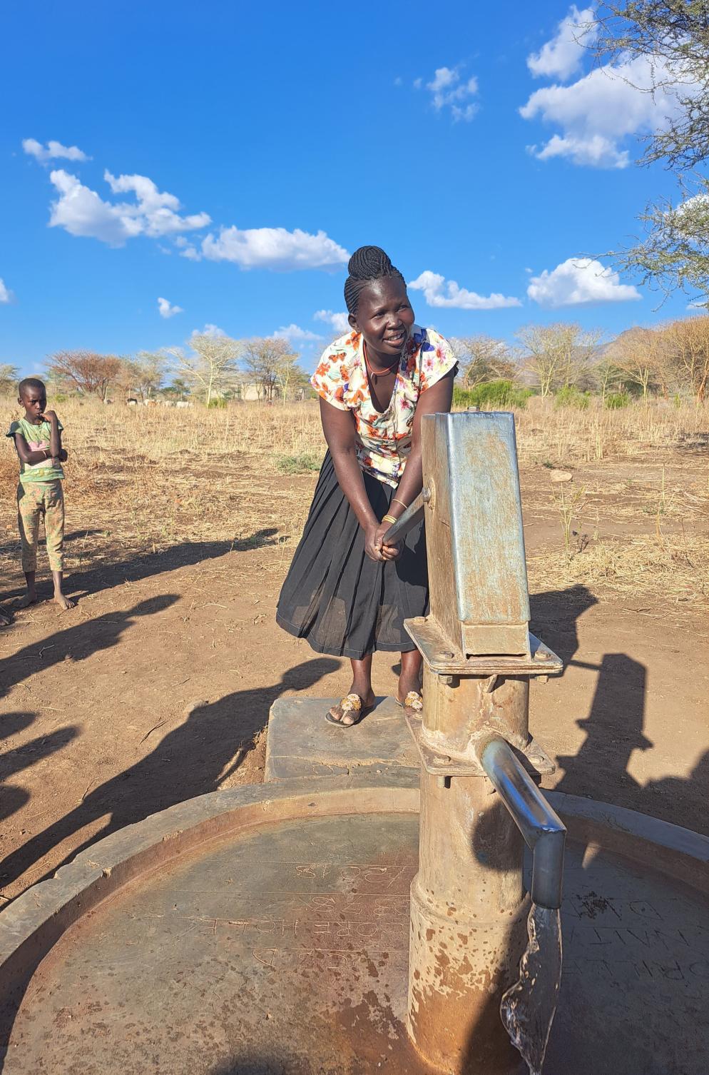 Christine Napeyok prende l’acqua dal pozzo realizzato vicino casa sua da Africa Mission - Alfieri